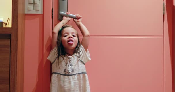 Fericit Fetiță Copil Care Deține Buton Ușă Așteptare Zâmbind — Videoclip de stoc