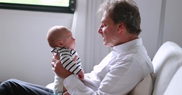 Dedem Evde Bebek Bebekle Etkileşim Halindeydi — Stok video