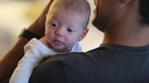 爸爸抱着新生婴儿儿子 — 图库视频影像
