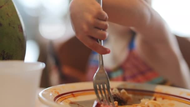 Маленька Дівчинка Обіднім Столом Грає Їжею — стокове відео