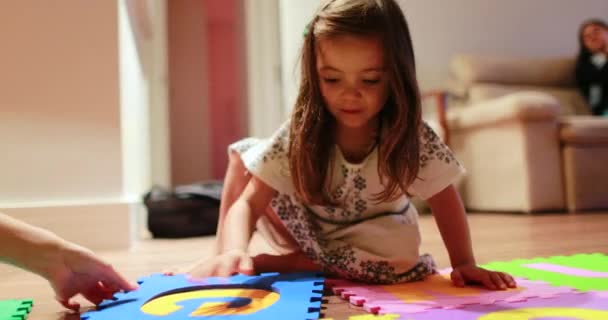 Παιδί Κορίτσι Παίζει Κομμάτια Παζλ Συμπληρώνοντας Μεγάλο Παζλ Στο Σπίτι — Αρχείο Βίντεο