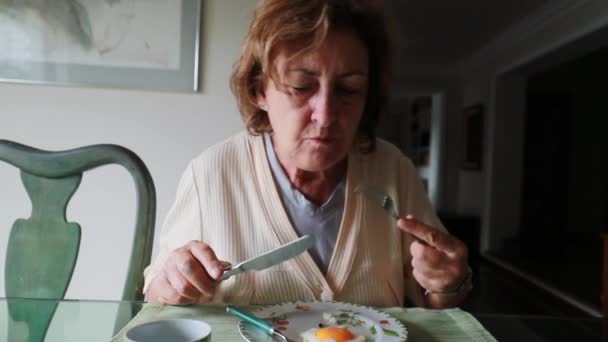 Casual Older Woman Eating Breakfast Autentic Senior Lady Eating Eggs — 图库视频影像