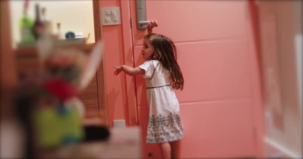 Μικρό Χαριτωμένο Κορίτσι Κρατώντας Πόμολο Πόρτα — Αρχείο Βίντεο