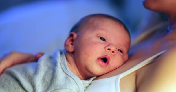 Νεογνό Μωρό Αποκοιμιέται Νύχτα — Αρχείο Βίντεο