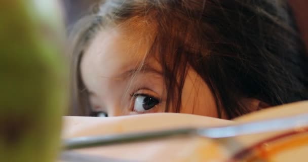 Κοριτσάκι Που Κρύβεται Πίσω Από Τραπέζι Και Παίζει Ταμπού — Αρχείο Βίντεο