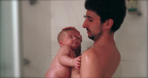 Dad Baby Shower Bathing — Vídeos de Stock