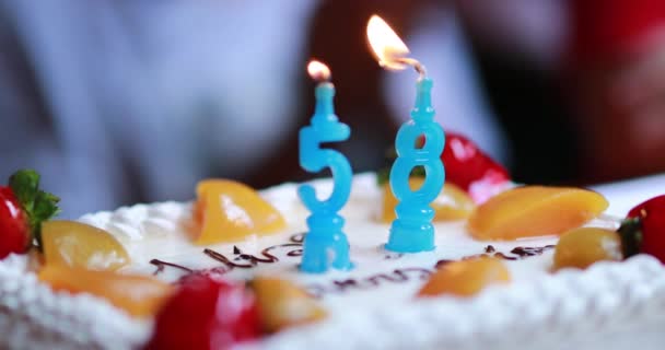 Soplando Velas Pastel Cumpleaños Con Dígitos Años Edad — Vídeo de stock