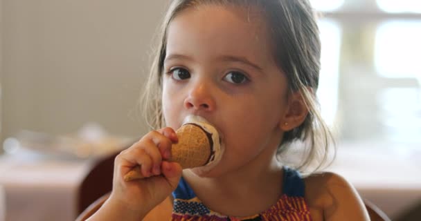 Gadis Kecil Makan Krim — Stok Video