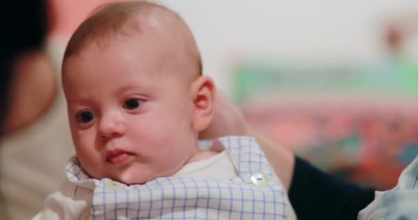 Новорожденный Ребенок Запутанным Выражением Лица — стоковое видео