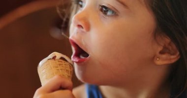 Küçük kız dondurma yiyor.