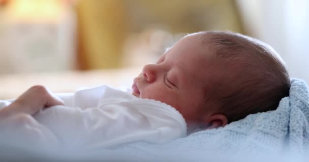 Portretul Unui Bebeluș Adormit Care Trezește Din Somn — Videoclip de stoc