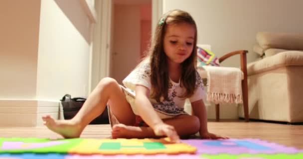 小女孩在家里玩拼图游戏 拼图很大 拼图内容是拼图拼图学习字母表 — 图库视频影像