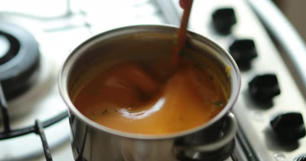 Κλείσιμο Του Χεριού Ανακατεύοντας Σούπα Πορτοκαλιού — Αρχείο Βίντεο
