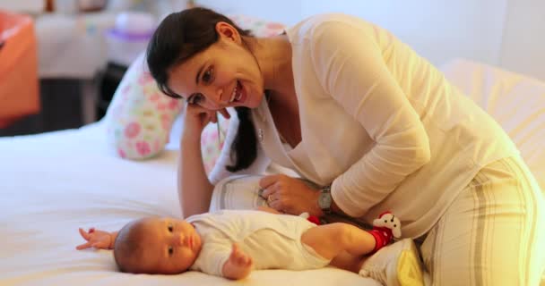Candid Happy Mom Newborn Baby Bedroom — 비디오