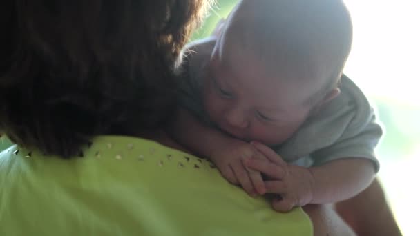 Тримає Новонародженого Немовляти Руках — стокове відео