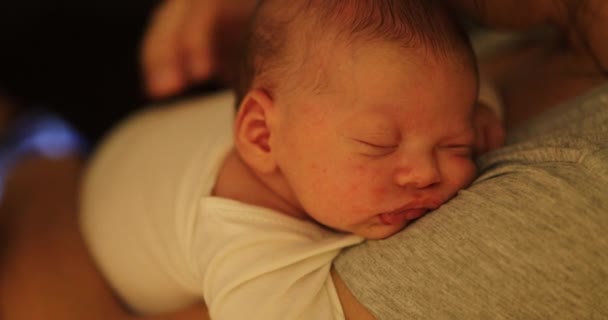 Мати Тримає Сплячого Новонародженого Немовляти — стокове відео