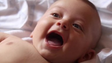 sevimli sevimli bebek bebek yüz ifadesi mutlu