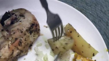 Makro, insanların tavuk ve patates yerken ki yakın çekimi.