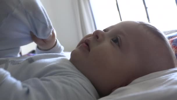 Маленький Младенец Засовывает Ногу Рот Лежит Постели — стоковое видео