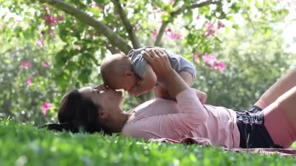 Мать Воспитывающая Ребенка Воздухе Природе Лежащей Земле — стоковое видео