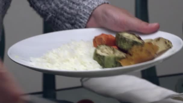 Casual Authentic Person Serving Food Plate Home — Stockvideo