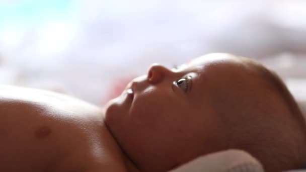 Χαριτωμένο Μωρό Χαμογελαστό Ξαπλωμένο Στο Κρεβάτι — Αρχείο Βίντεο
