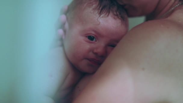 Parent Baby Shower Mom Bathing Infant — Vídeo de Stock