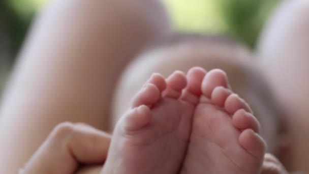 Дитячі Ноги Крупним Планом Мама Грає Крихітною Дитячою Ногою — стокове відео