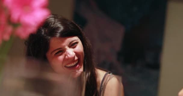 Wanita Kehidupan Nyata Otentik Tertawa Dalam Ruangan — Stok Video