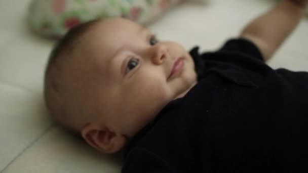 Дитячий Хлопчик Лежав Ліжку Дивлячись Камеру Відчуваючи Себе Щасливим — стокове відео