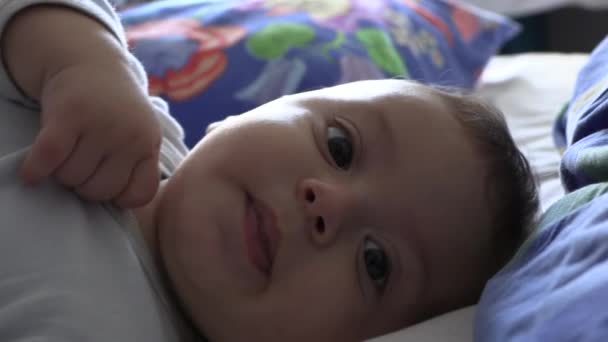 Χαριτωμένο Βρέφος Μωρό Ψάχνει Στην Κάμερα Στο Κρεβάτι — Αρχείο Βίντεο