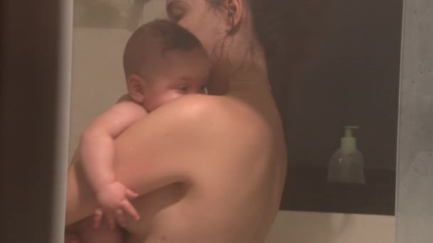 Casual Candid Authentic Mother Bathing Washing Baby Son Shower — Vídeo de stock