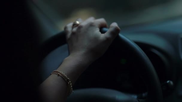 Γυναίκα Χέρι Κρατώντας Τιμόνι Οδήγηση Στο Δρόμο — Αρχείο Βίντεο