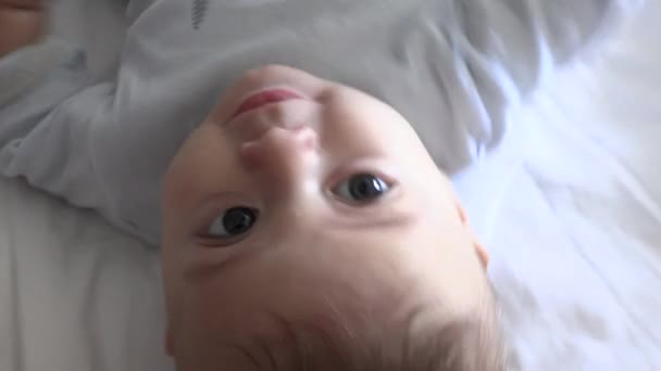 Μωρό Νήπιο Στο Κρεβάτι Αισθάνεται Ευτυχισμένος — Αρχείο Βίντεο