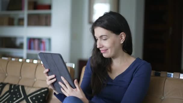 Ευτυχισμένη Γυναίκα Περιήγηση Στο Διαδίκτυο Κρατώντας Tablet Στο Σπίτι Σαλόνι — Αρχείο Βίντεο