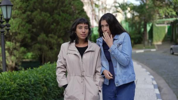 Two Female Friends Gossiping While Walking Street Young Women Conversation — Αρχείο Βίντεο