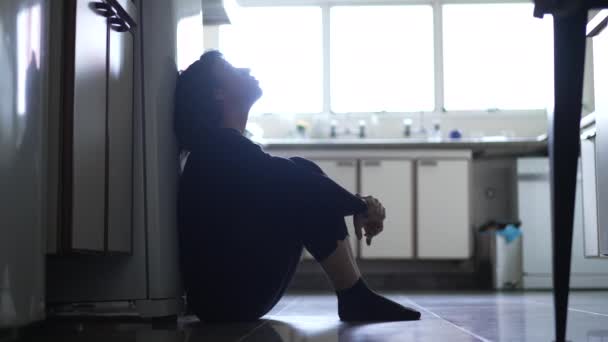 Силует Пригніченої Жінки Сидить Підлозі Кухні Сумна Людина Самотня Нещасна — стокове відео