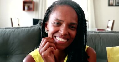 Genç kızlar annelerini yanağından öperler.