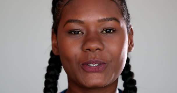 Чорна Дівчина Дає Свідчення Камері Африканська Жінка Розмовляє Відеоконференції Зблизька — стокове відео