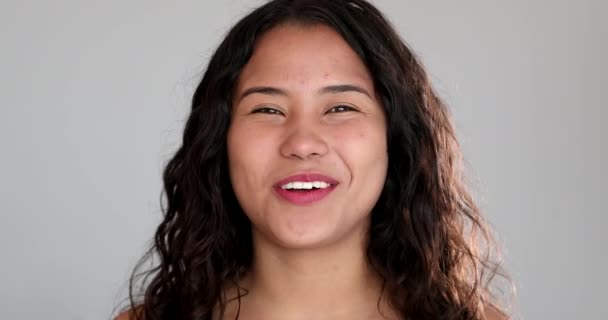 Casual Hispanic Girl Giving Testimony Latina Woman Speaking Camera Portrait — Vídeo de Stock
