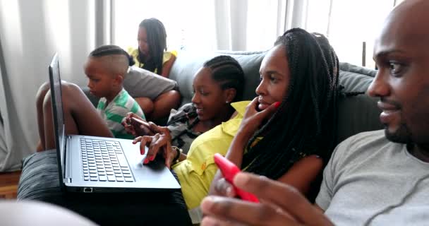 Afrykańska Rodzina Patrząc Laptopa Urządzeń Komórkowych Domu Sofa — Wideo stockowe