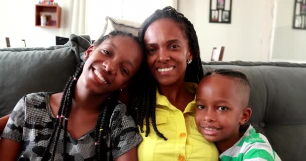 Madre Africana Bambini Seduti Casa Divano Sorridente Amore Affetto Della — Video Stock