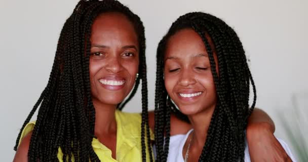 Мать Дочь Позируют Вместе Африканская Чёрная Этническая Принадлежность Улыбается Камеру — стоковое видео