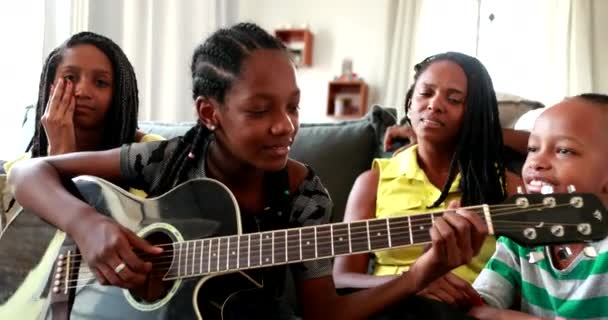 Sıradan Siyahi Afrikalı Aile Gitarla Bağ Kuruyor Kızım Müzik Aleti — Stok video