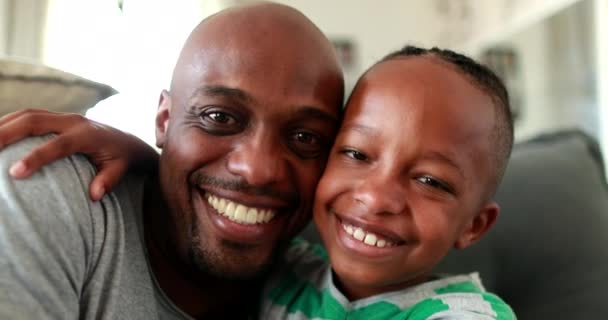 Czarny Ojciec Chłopiec Pozujący Kamery Tworzenie Więzi Między Afrykańskimi Dziećmi — Wideo stockowe