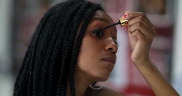 Black Teenage Girl Applies Makeup Front Mirror — Stock video