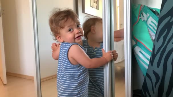 Baby Home Holding Closet Learning Walk — Vídeo de stock