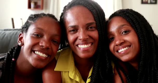 Mère Africaine Heureuse Posant Avec Des Filles Adolescentes Souriantes Ensemble — Video