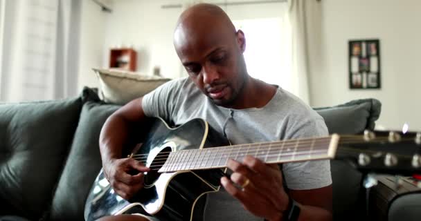 Siyah Adam Evde Gitar Çalışıyor Afrika Melez Irkı Müzik Aleti — Stok video