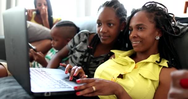 Happy Black African American Family Using Laptop — Stok video